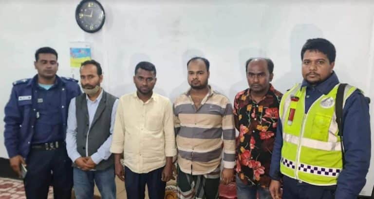 ই-মেইলে ছবি দেওয়া আছে,  রূপগঞ্জে টিসিবির খাদ্যপণ্য মজুদ করার অভিযোগে চারজন গ্রেফতার